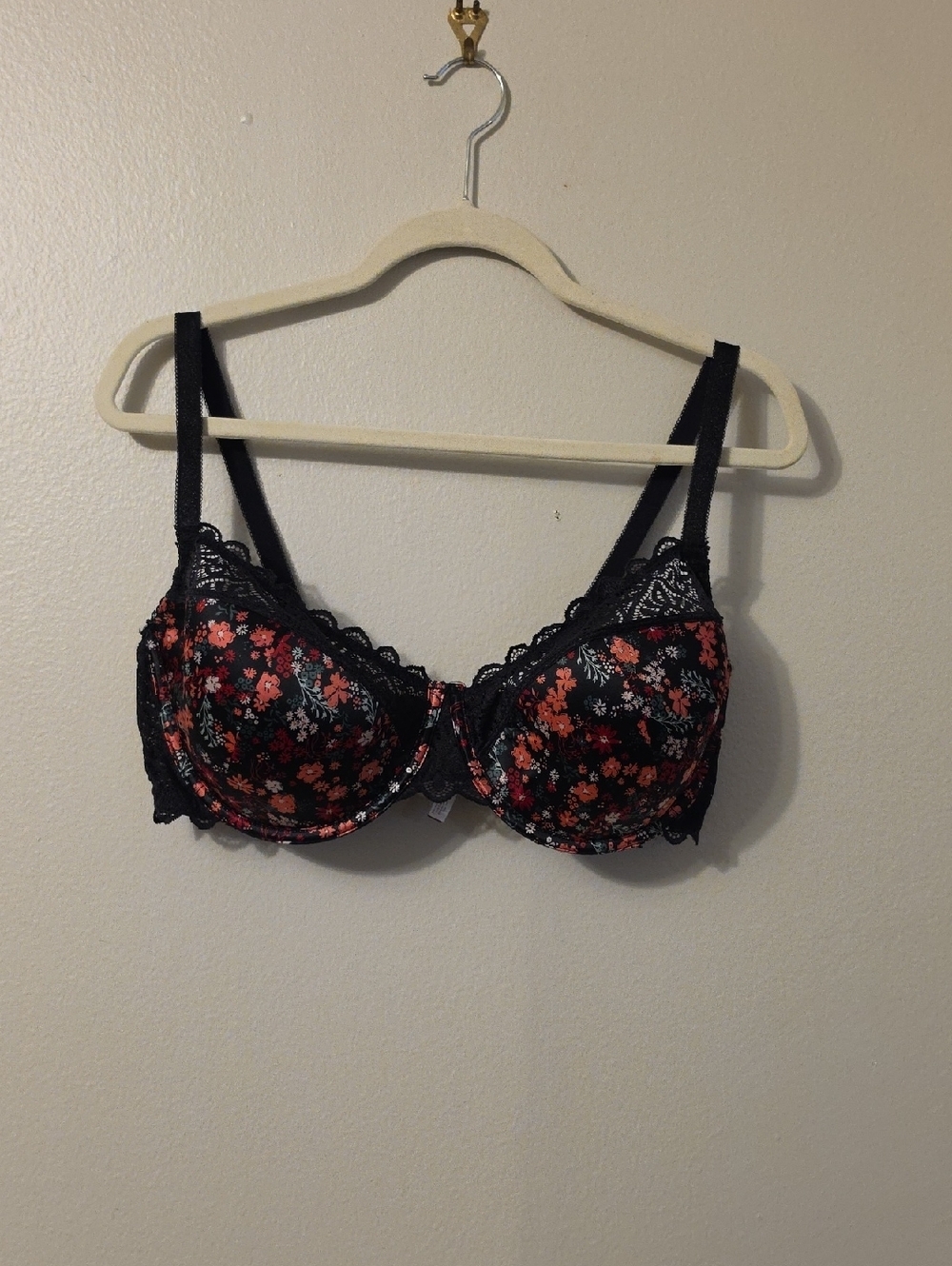 Adore Me Underwire Black Bra with Red Floral Print Ligth Padding Size 40DD.